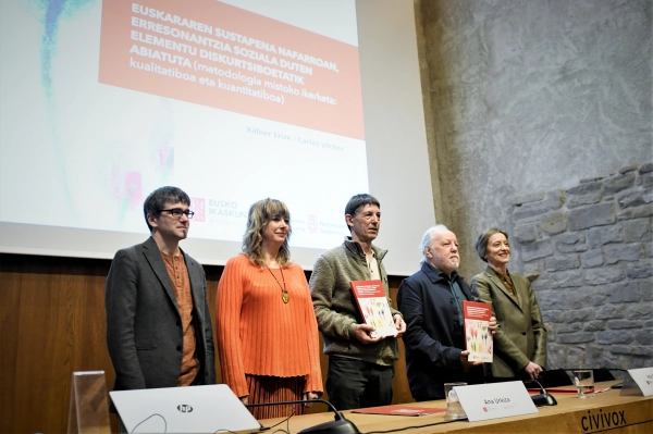 Imagen del artículo Una investigación sobre el euskera en Navarra revela el elevado índice de apreciación de la lengua y de la comunidad vascohablante 

La mayoría de la población (un 63%) es favorable o muy favorable a la promoción de la lengua vasca, según un estudio realizado en el marco del convenio de colaboración del Departamento de Memoria y Convivencia, Acción Exterior y Euskera con Eusko Ikaskuntza   	 		 		01/04/2025 		    		 			 			 				 						 							camera_alt