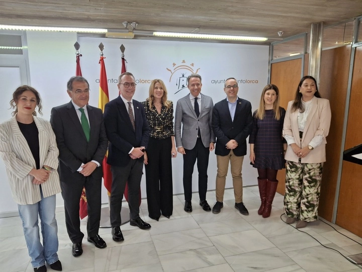 Imagen del artículo La Comunidad desarrollará dos proyectos para desempleados con el fin de garantizar el relevo generacional del bordado artesanal en Lorca