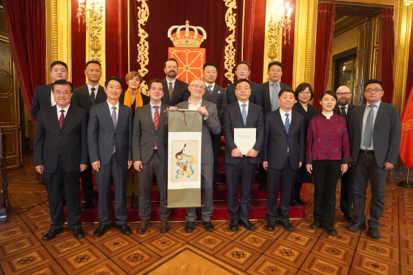 Imagen del artículo Navarra y la región china de Gansu afianzan sus 20 años de relación con la visita del vicegobernador a la Comunidad Foral 

En 2024 las empresas navarras exportaron a China un 56% más que el año anterior, lo que representa un total de 130 millones de euros   	 		 		02/04/2025 		    		 			 			 				 						 							camera_alt