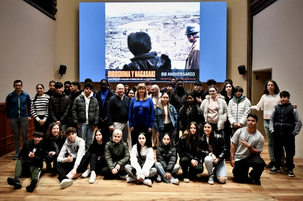 Imagen del artículo La vicepresidenta Ollo presenta la exposición Hiroshima y Nagasaki: únicos ataques atómicos de la historia en la Sede de la MCP 

Ha visitado la muestra del fotógrafo Lucas Vallecillos, un ensayo audiovisual de memoria histórica que denuncia la vulneración de los derechos humanos   	 		 		02/04/2025 		    		 			 			 				 						 							camera_alt