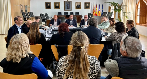 Imagen del artículo La Comisión de Seguimiento de los apartamentos Don Pepe recibe el documento de análisis de la situación de legalidad de ambos edificios