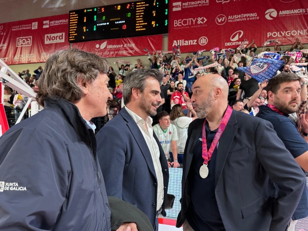 Image 2 of article Diego Calvo asiste en Lille, Francia, ao partido de volta da final da Eurocopa de baloncesto feminino que disputou o Baxi Ferrol