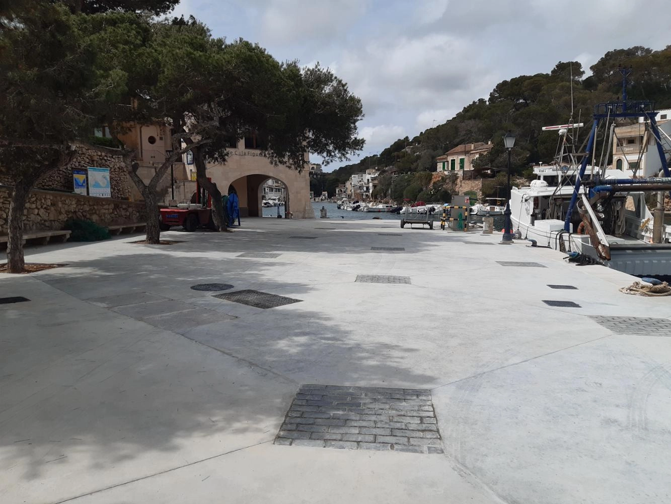 Imagen del artículo Finalizan las obras de renovación del pavimento en el puerto de Cala Figuera  