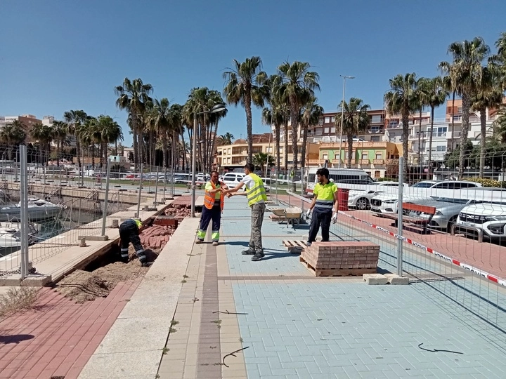 Imagen del artículo Fomento inicia la reparación de los desperfectos ocasionados por el temporal en el muelle del puerto pesquero de Águilas
