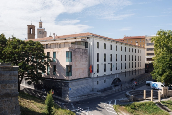 Imagen del artículo Educación ofrece reducir a 28 alumnos la ratio desde 1º de ESO a partir del curso 26/27 con una dotación de al menos 270 horas de refuerzo anual para Secundaria o FP Básica 

El Departamento cierra un documento consensuado con sindicatos docentes para un nuevo Pacto educativo que recogerá reducciones generales de ratios en todos los ciclos   	 		 		09/04/2025 		    		 			 			 				 						 							camera_alt