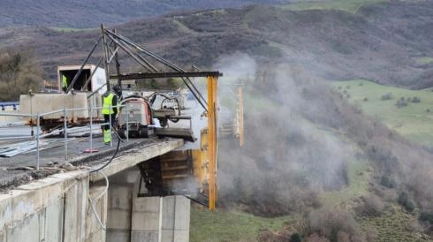 Image 1 of article Transportes abre mañana al tráfico la calzada sentido Santander del viaducto de Hía de la A-67 tras su reparación