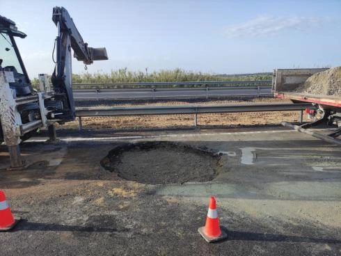 Image 4 of article Transportes reabre al tráfico la calzada sentido Huelva de la A-49 entre Bollullos Par del Condado y Bonares-Niebla tras reparar el socavón en unas 30 horas