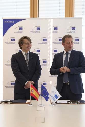 Image 1 of article A Xunta asina en Luxemburgo un préstamo co Banco Europeo de Investimentos para financiar as obras do novo CHUAC