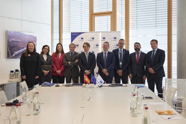 Image 2 of article A Xunta asina en Luxemburgo un préstamo co Banco Europeo de Investimentos para financiar as obras do novo CHUAC