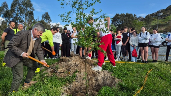 Image 2 of article Medio Rural conciencia á mocidade sobre a importancia dos bosques cunha plantación de frondosas autóctonas no concello de Boqueixón