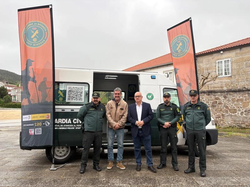 Imagen del artículo Eladio Santos asiste en Entrimo a la presentación de la Oficina Móvil de Atención al Ciudadano y al Peregrino de la Guardia Civil