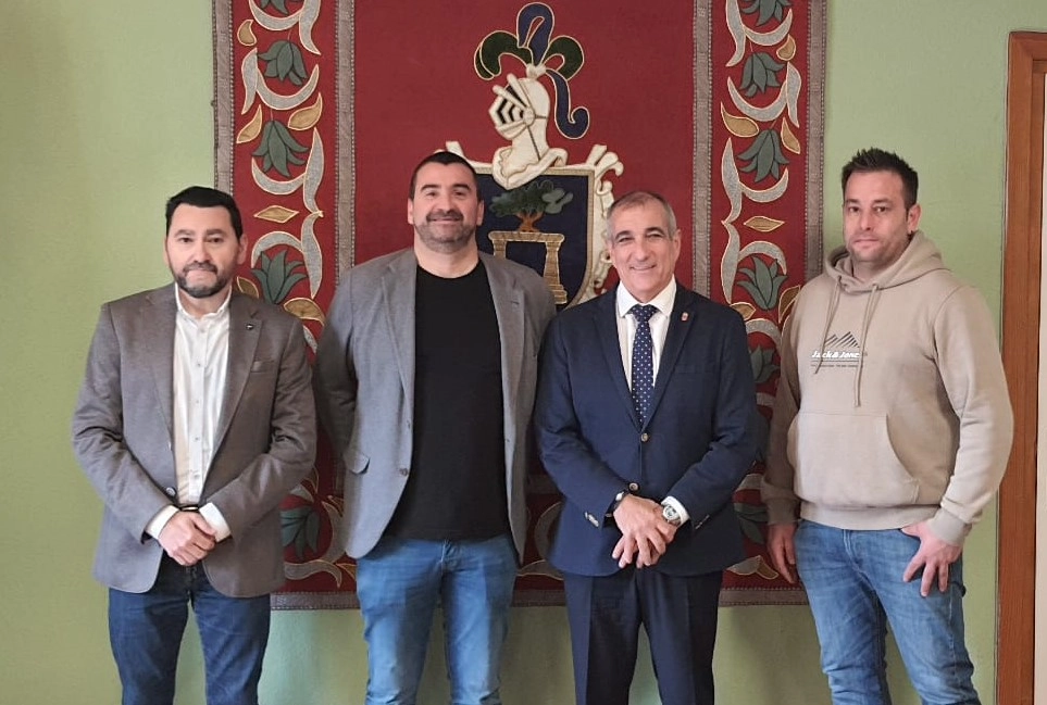 Imagen del artículo Arróniz concluye la primera fase de las obras de adecuación del Ayuntamiento con 118.507 euros aportados por el PIL para mejorar en accesibilidad y aislamiento térmico 

En su visita a las obras, el consejero Chivite ha destacado la importancia de la política cercana para mejorar la vida de la ciudadanía   	 		 		23/04/2025 		    		 			 			 				 						 							camera_alt