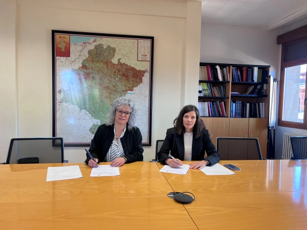 Imagen del artículo Cohesión Territorial invierte 190.000 euros en la construcción de un carril bici en Burlada para impulsar la movilidad sostenible, la conectividad y la seguridad en la Comarca de Pamplona 

La directora general de Transportes y Movilidad Sostenible y la alcaldesa de la localidad han firmado el convenio para ejecutar la infraestructura   	 		 		23/04/2025 		    		 			 			 				 						 							camera_alt