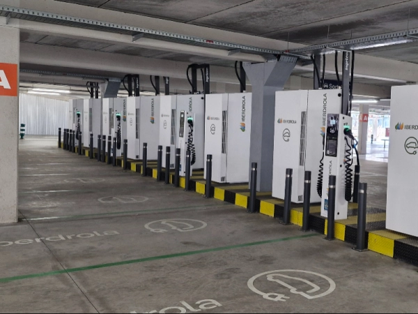 Imagen del artículo Ferrocarrils posa en servei 24 nous carregadors per a vehicles elèctrics a l'aparcament de Monistrol Vila del Cremallera de Montserrat