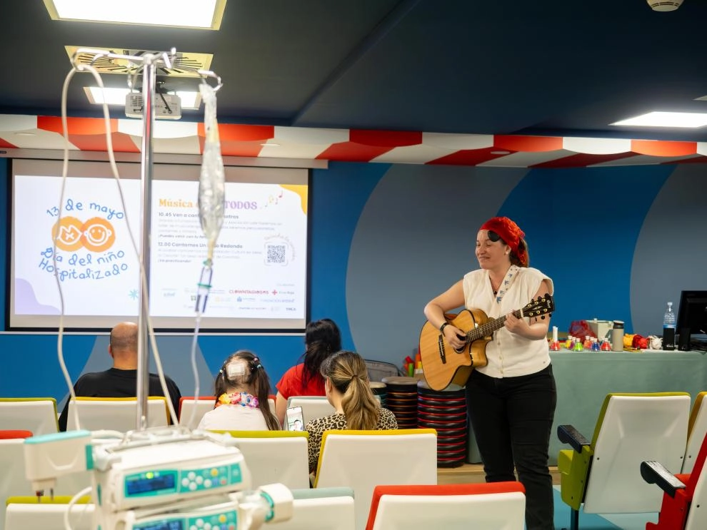 Imagen del artículo Un beso redondo, un sable láser y muchas sonrisas: así se vivió el Día del Niño Hospitalizado en el Materno Infantil del Servet