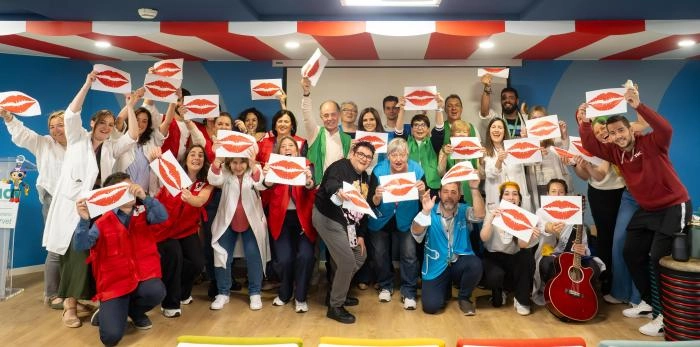 Image 1 of article Un beso redondo, un sable láser y muchas sonrisas: así se vivió el Día del Niño Hospitalizado en el Materno Infantil del Servet