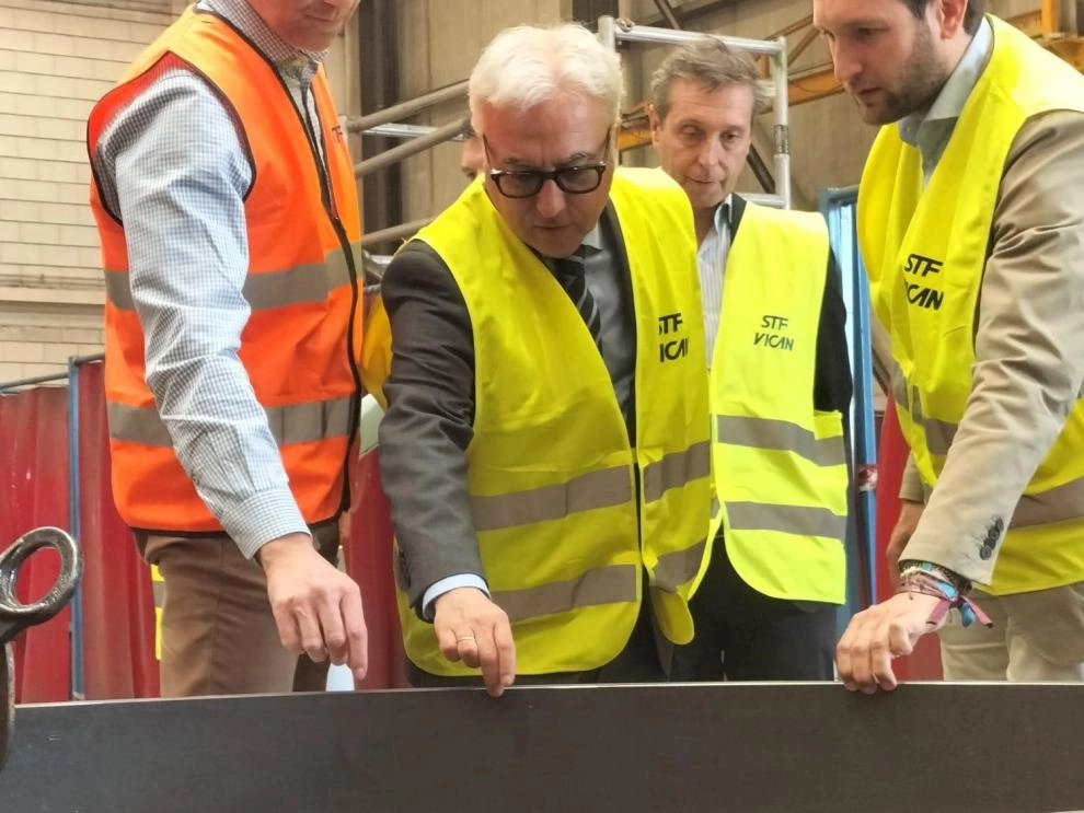 Imagen del artículo El Consejero de Agricultura, Ganadería y Alimentación, Javier Rincón, visita las instalaciones de STF Filters, en Monzón (Huesca)