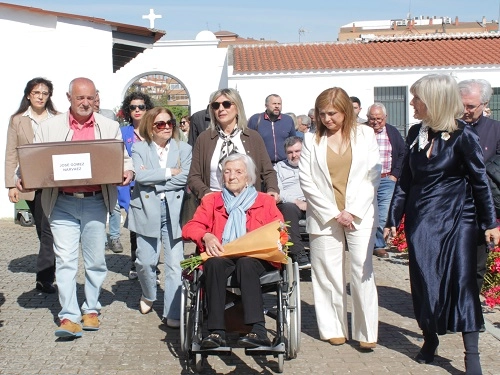 Imagen del artículo La consejera María Jesús San José y el director Alberto Alonso entregan a sus familias en Extremadura y Málaga los restos mortales de cuatro presos fallecidos en la prisión franquista de Orduña en 1941