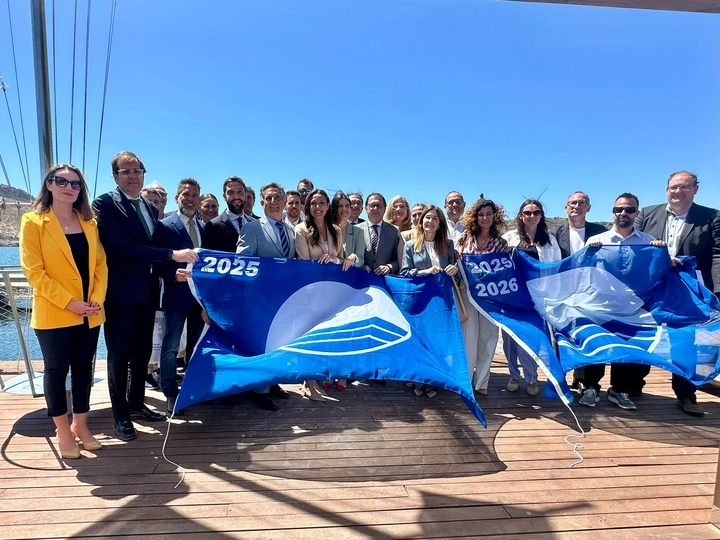 Imagen del artículo Cartagena acoge la entrega de las 36 banderas azules que ondearán este verano en las playas y puertos deportivos de la Región