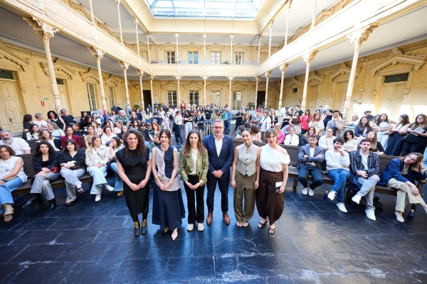 Imagen del artículo Cerca de un millar de personas conectan con la innovación en la primera edición de la Navarra Innovation Week La jornada 'Innovación, moda y arte' ha puesto el punto final a una semana de actos que han girado en torno a la innovación en diferentes áreas 24/05/2025 camera_alt