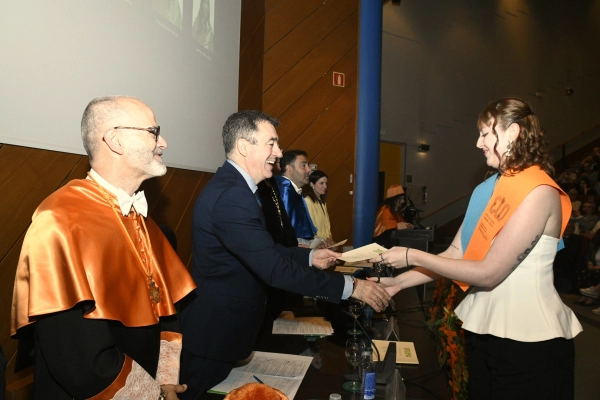 Imagen del artículo Román Rodríguez felicita ao alumnado graduado da facultade de Ciencias Empresariais e Turismo do Campus de Ourense