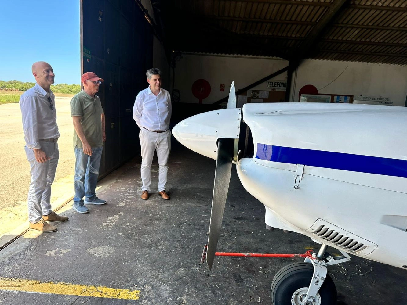 Imagen del artículo El conseller de Turisme visita el aeródromo de Sant Lluís, ejemplo de recuperación ambiental con fondos europeos