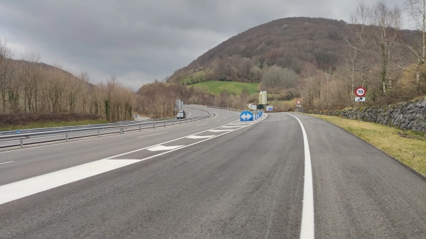 Imagen del artículo Cohesión Territorial licita contratos para pintado de marcas viales, conservación de señales y reposición de barreras de seguridad por 24,4 millones Se trata de tres contratos en materia de conservación de la Red de Carreteras de Navarra entre 2025 y 2029 23/06/2025 camera_alt