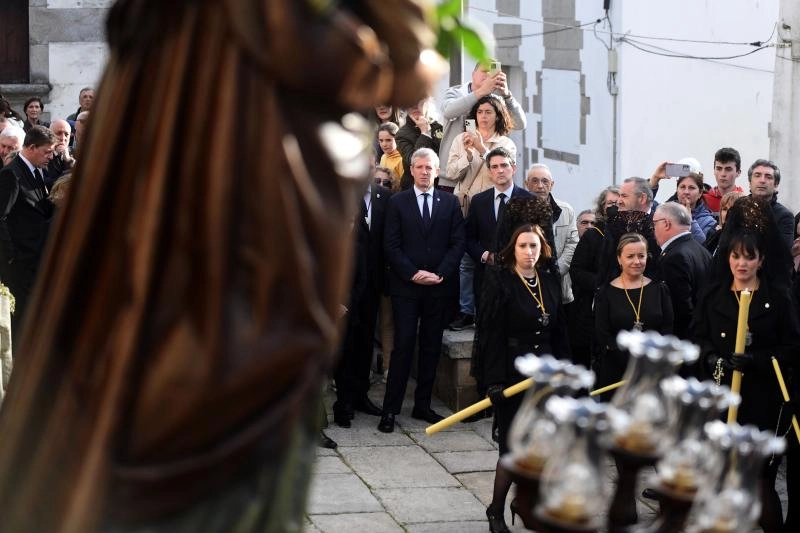 Imagen del artículo Alfonso Rueda asiste a la procesion del Santo Entierro en Viveiro