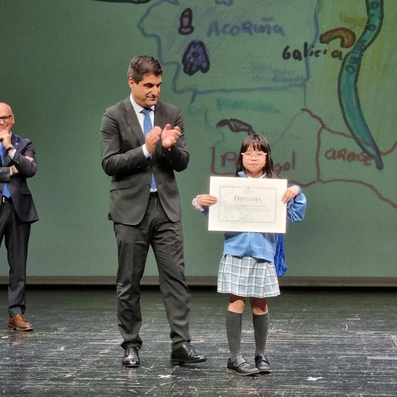 Imagen del artículo El delegado territorial de la Xunta asiste a la entrega de premios a los alumnos y alumnas galardonados en el concurso 'X Premio Estatuto de Autonomía de Galicia de debuxo e redacción escolar'