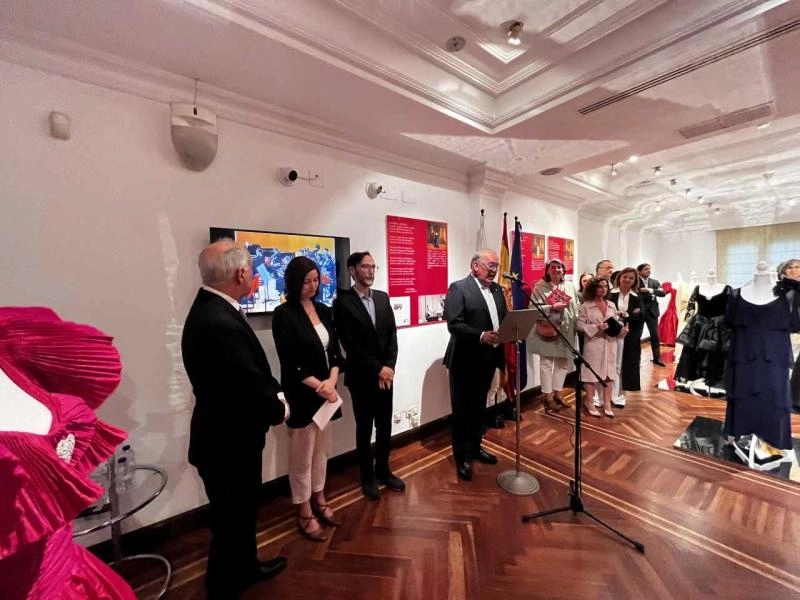 Imagen del artículo El arousano Román Padín presenta en la Casa de Galicia Colección de trajes de Teresa Berganza, camiño largo da miña vida
