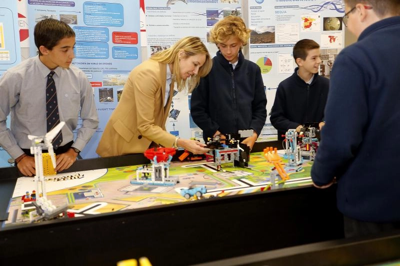 Imagen del artículo Fernández-Tapias destaca el proyecto innovador de los alumnos vigueses que representarán a España en la final de la First Lego League en Australia