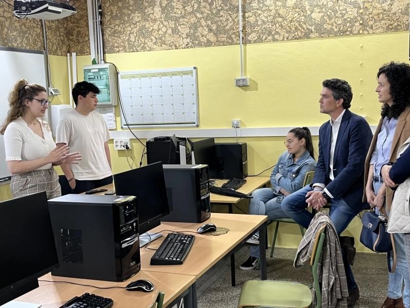 Imagen del artículo El delegado territorial de Lugo mantiene un encuentro con los alumnos de los IES Daviña Rey, la pinguela y río Cabe de Monforte distinguidos con premios académicos