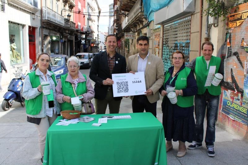 Imagen del artículo El delegado territorial de la Xunta visita una de las mesas de la colecta de la Asociación Española contra el Cáncer