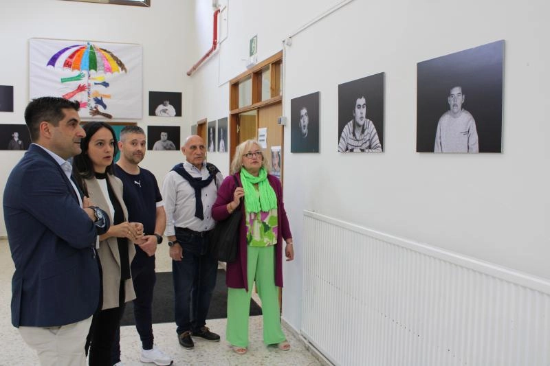 Imagen del artículo El delegado territorial de la Xunta en Ourense asiste a la inauguración de la exposición 'Brillamos sin color'