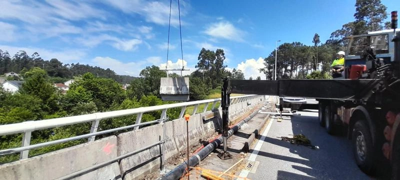Imagen del artículo La Xunta comienza los trabajos de desmontaje de los pretiles del puente de Ponte Arnelas para avanzar hacia su reconstrucción
