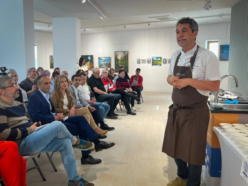Imagen del artículo Martina Aneiros ensalza las bondades de la zamburiña de Ferrol durante el showcooking que los cocineros Javier Olleros y Dani López ofrecieron en el puerto