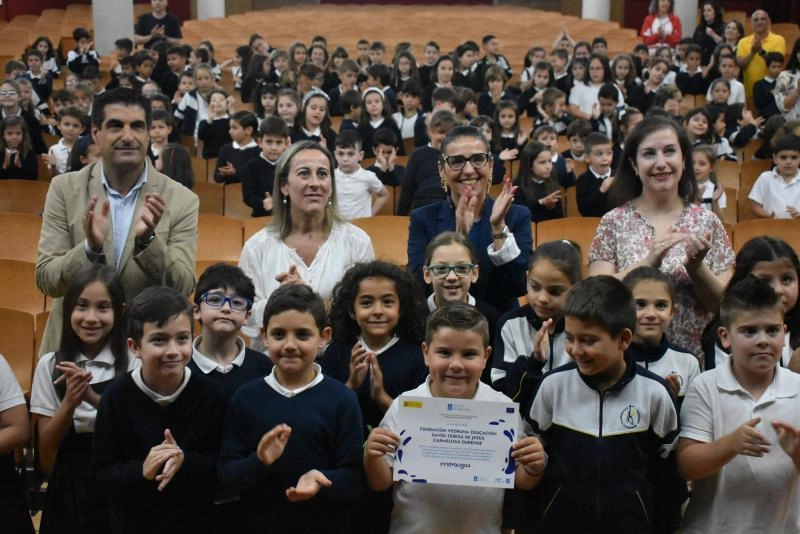 Imagen del artículo Ethel Vázquez entrega el premio provincial Innovaugas 4.0 al colegio Carmelitas de Ourense por el vídeo Xornal Auga, que aborda la importancia de la economía circular