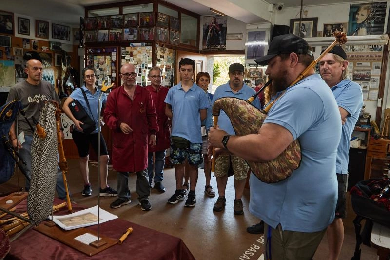 Imagen del artículo Los participantes en el programa Escuelas Abiertas visitan el taller de gaitas Seivane, conocen la música de Cupeiro y profundizan en los tejidos naturales
