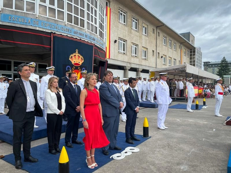 Imagen del artículo Martina Aneiros participa en Ferrol en la ceremonia de jura de bandera de más de 300 marineros de las escuelas Antonio de Escaño y de A Graña presidida por el Ajema