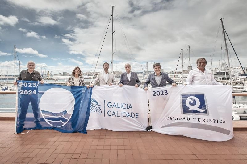 Imagen del artículo Trenor pone en valor la excelencia del turismo gallego con el izamiento de las banderas azul y de Q de calidad turística en el Real club náutico de A Coruña