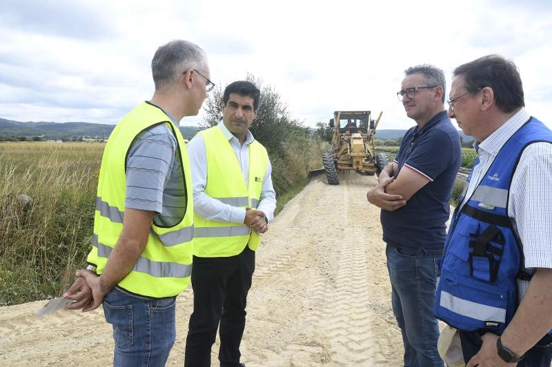 Imagen del artículo El delegado territorial de la Xunta supervisa las obras de mejora de un camino en Sarreaus