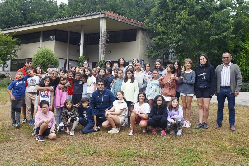 Imagen del artículo El delegado territorial de la Xunta visita a los niños y niñas que participan en el campamento de verano Hípica e Teatro en Coles