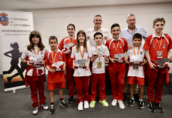 Imagen del artículo Zuloaga felicita a los karatecas cántabros por los triunfos logrados en el Campeonato de España infantil