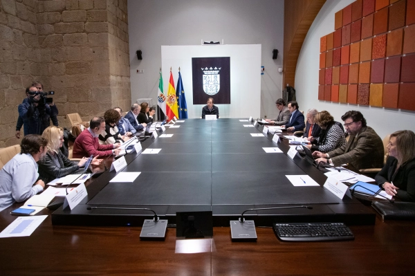 Imagen del artículo Fernández Vara preside la reunión del Consejo de Concertación Social y Económica de Extremadura