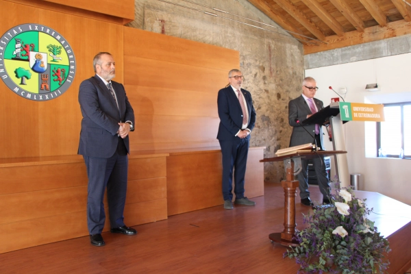 Imagen del artículo Rafael España asiste a la toma de posesión del nuevo equipo de Gobierno de la Universidad de Extremadura