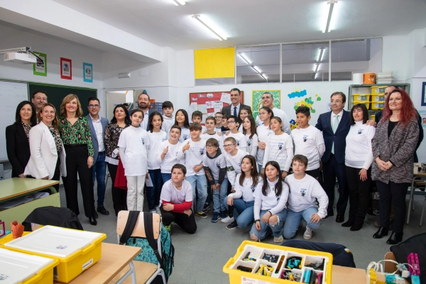 Imagen del artículo Fernández Vara visita el proyecto de robótica del CEIP Lope de Vega de Badajoz
