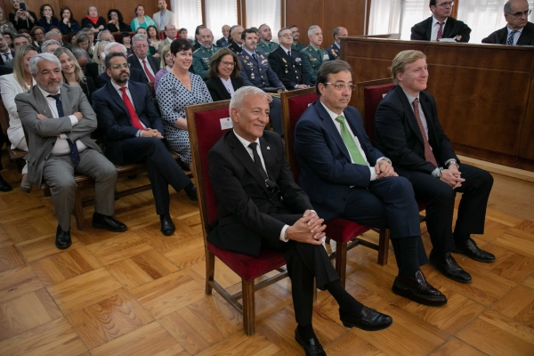 Imagen del artículo Fernández Vara asiste a la toma de posesión del nuevo fiscal jefe de la provincia de Badajoz