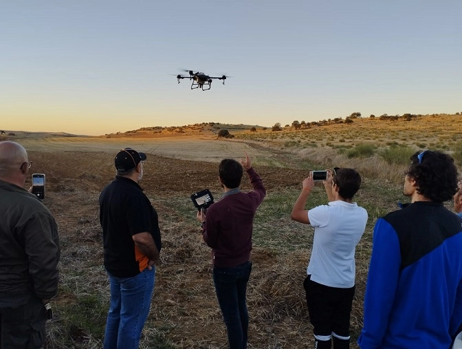 Imagen del artículo El centro de formación rural de Villafranca de los Barros oferta un curso de piloto aplicador de productos fitosanitario con drones o aeronaves