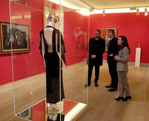 Imagen del artículo El presidente visita la obra invitada del Museo de Bellas Artes, que se suma a los homenajes europeos al diseñador Yves Saint Laurent