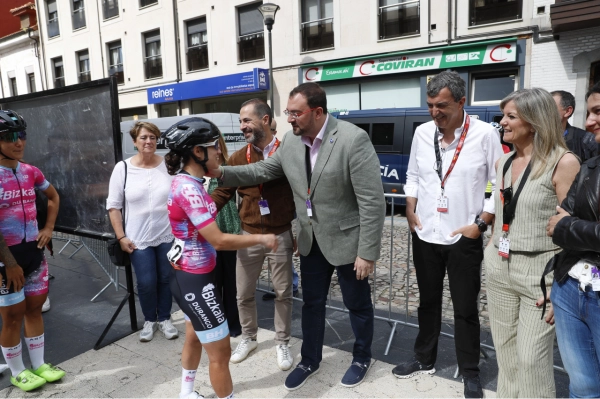 Imagen del artículo Adrián Barbón: Es un orgullo para el Principado recibir esta etapa final de la primera Vuelta Femenina